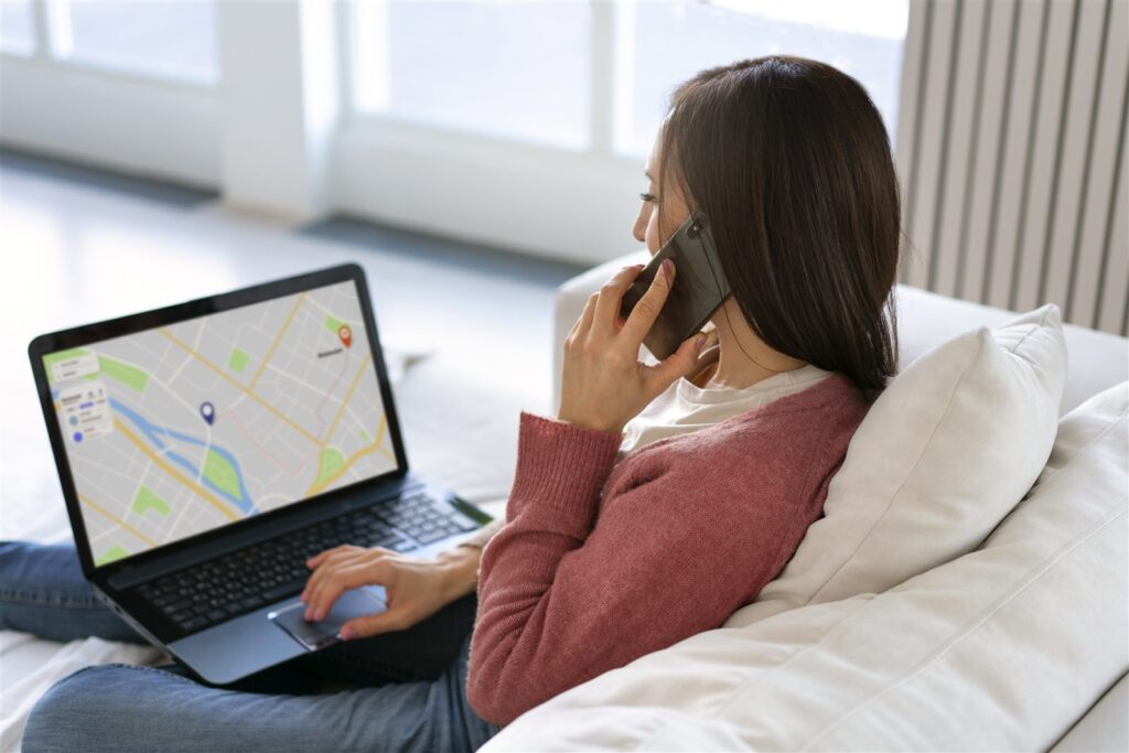 Mujer consultando la ubicación de un negocio en Google Maps desde su laptop